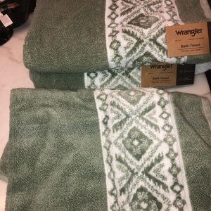 💚 3 Piece Wrangler Green Bath Towel Set - 2 bath towels & 1 hand towel